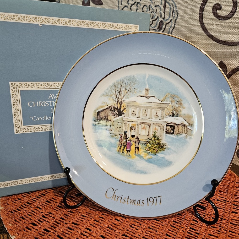 1977 Avon Christmas Decorative Plate By Wedgwood "Carollers In The Snow" 8.75